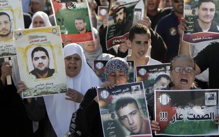 قرار اللجنة الدوليه للصليب الأحمر بتقليص زيارة الأسرى الفلسطينيين إلى مرة شهريا تعسفي