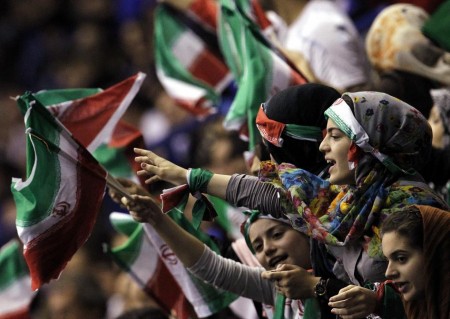 إيران: يجب إلغاء القيود المفروضة على دخول المرأة للملاعب