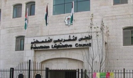 المركز الفلسطيني لحقوق الانسان يرفض التستر خلف “القانون” لقمع الخصوم السياسيين