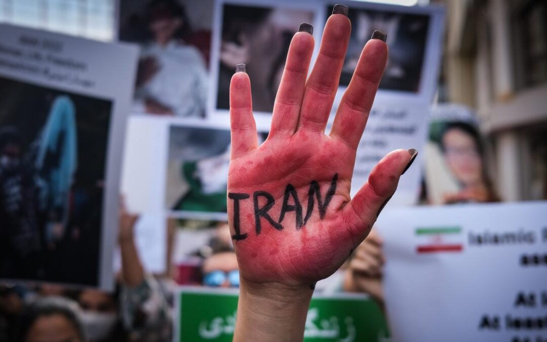 Las autoridades iraníes siguen reprimiendo las manifestaciones populares. Continúan os juicios injustos, las ejecuciones y los niños detenidos sometidos a las formas más atroces de tortura.