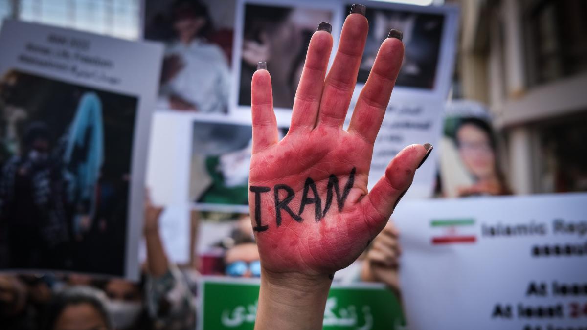 Las autoridades iraníes siguen reprimiendo las manifestaciones populares. Continúan os juicios injustos, las ejecuciones y los niños detenidos sometidos a las formas más atroces de tortura.